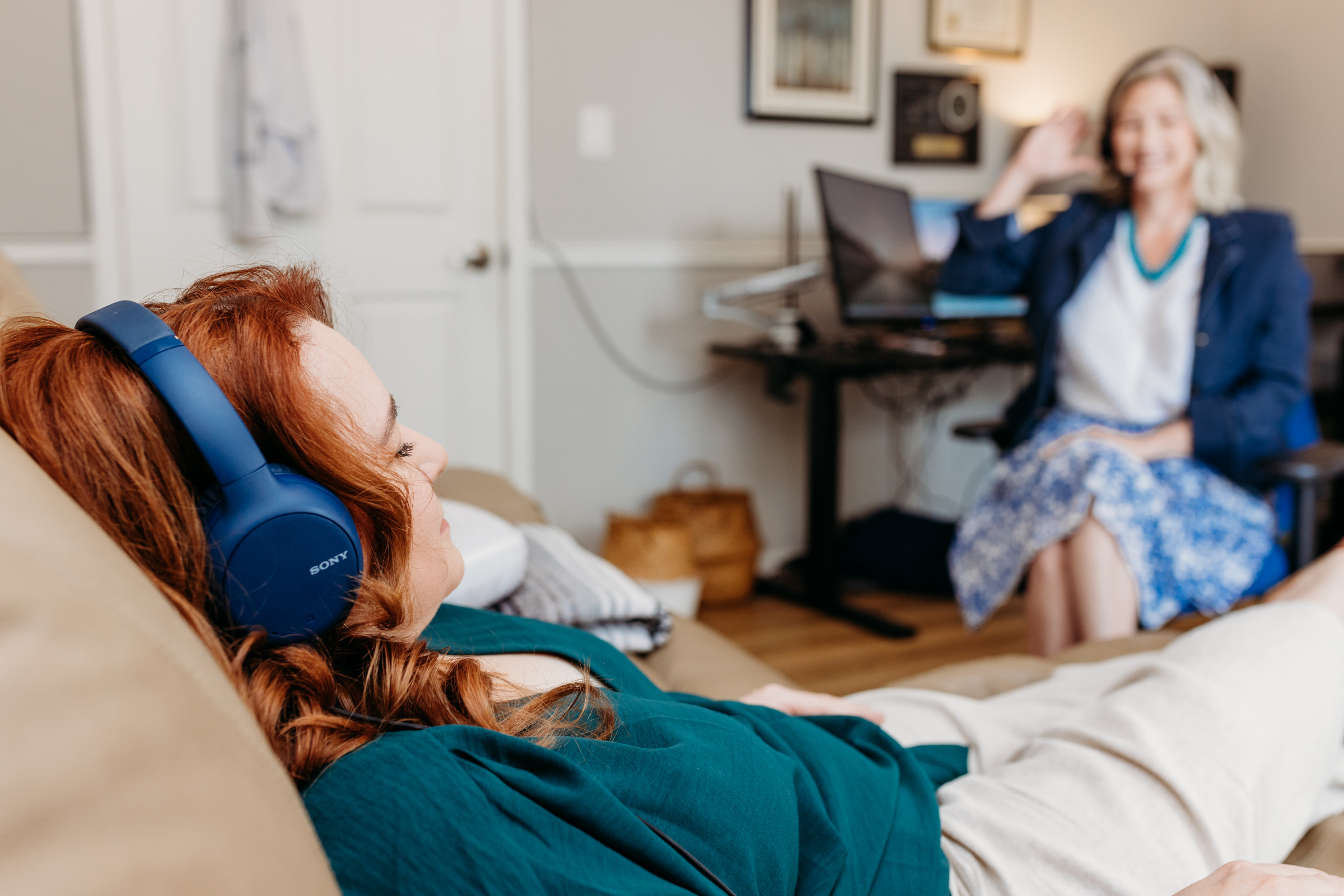 Relaxed client experiencing hypnosis session in Austin for anxiety relief, heartbreak healing, weight loss, and phobia recovery.